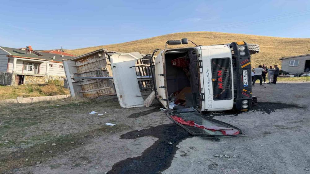 Konya&rsquo;da hafriyat y&uuml;kl&uuml; tır devrildi: 1 yaralı
