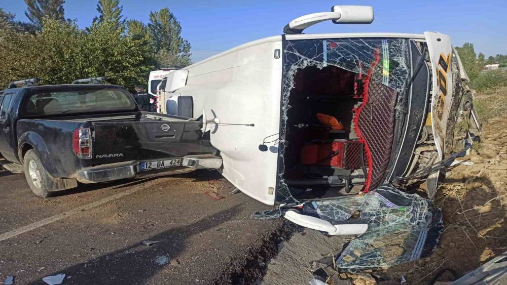 Bing&ouml;l&rsquo;de midib&uuml;s ile pikap &ccedil;arpıştı: 1&rsquo;i ağır 12 yaralı
