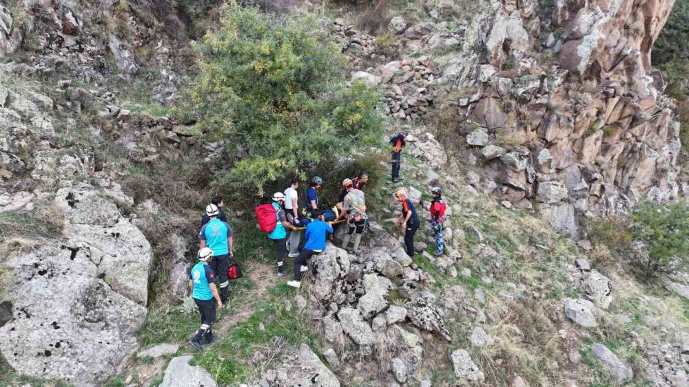 Kayalıklardan dere yatağına d&uuml;şen şahıs kurtarıldı
