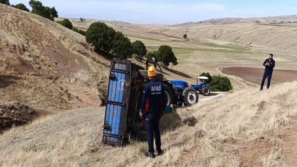 Muş&rsquo;ta devrilen trakt&ouml;r&uuml;n altında kalan s&uuml;r&uuml;c&uuml; ağır yaralandı
