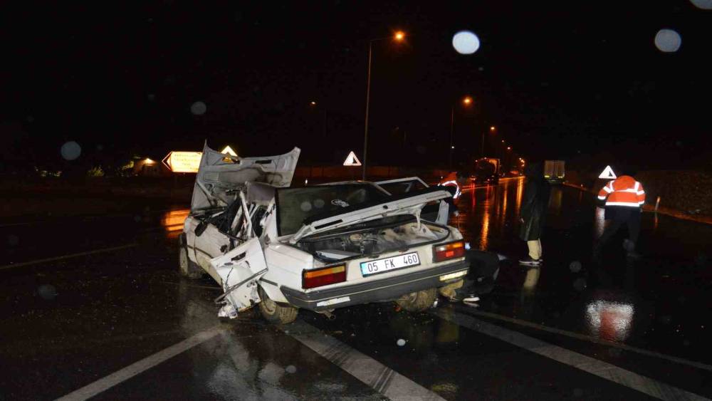 Otomobil tıra çarptı: 4 yaralı
