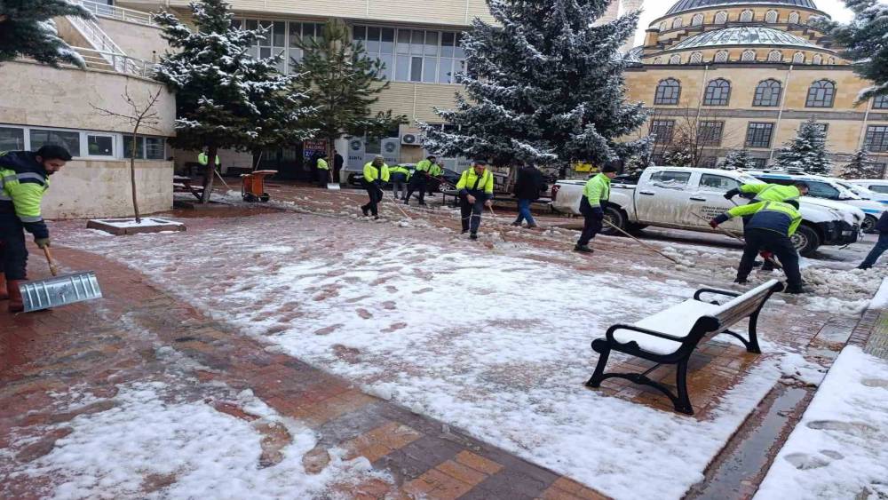 Sorgun Belediyesi ekipleri karla m&uuml;cadele i&ccedil;in sahada
