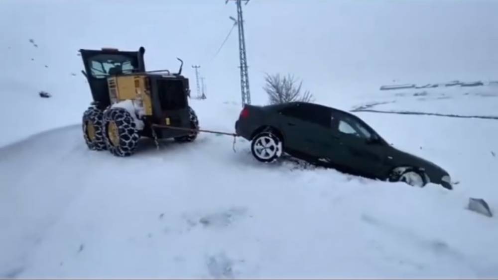 Karlıova&rsquo;da karla m&uuml;cadele s&uuml;r&uuml;yor: Mahsur kalan ara&ccedil;lar kurtarıldı
