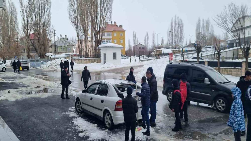 Muş&rsquo;ta &ccedil;atıdan d&uuml;şen kar k&uuml;tlesi otomobilde hasara yol a&ccedil;tı
