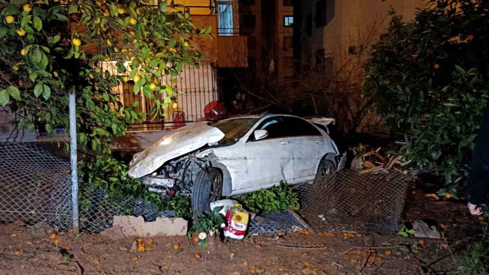 Otoyolda feci kaza: Anne yaralandı, s&uuml;r&uuml;c&uuml; oğlu &ouml;ld&uuml;
