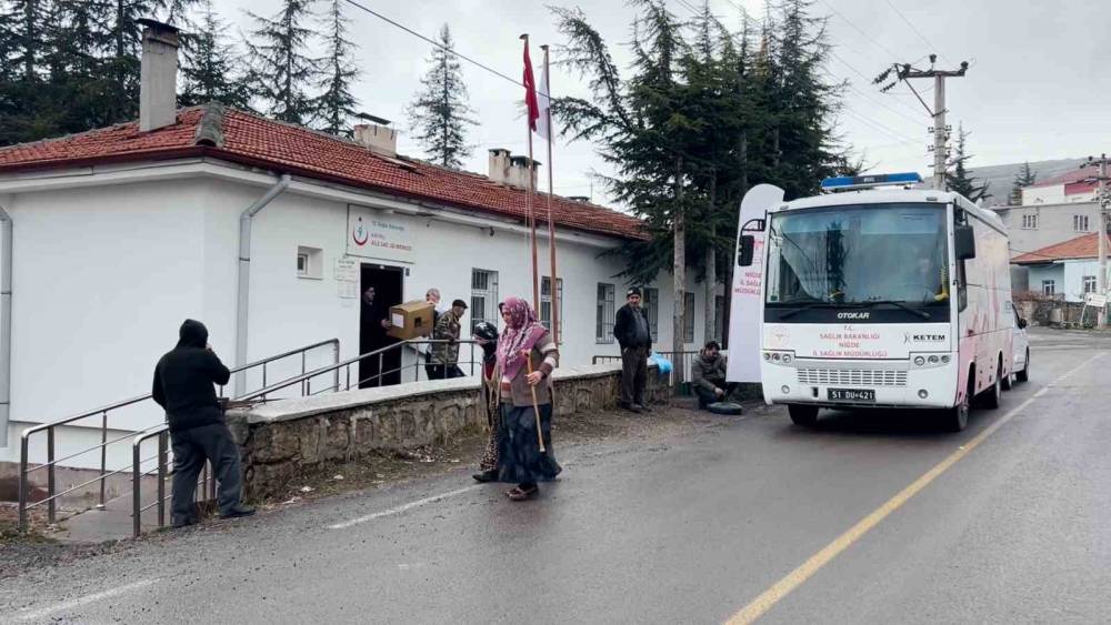 Kayırlı k&ouml;y&uuml;nde vatandaşlara mobil sağlık hizmeti

