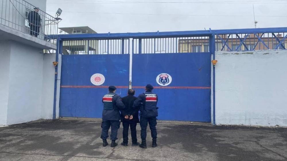 10 yıl 6 ay hapis cezası bulunan firari h&uuml;k&uuml;ml&uuml; yakalandı

