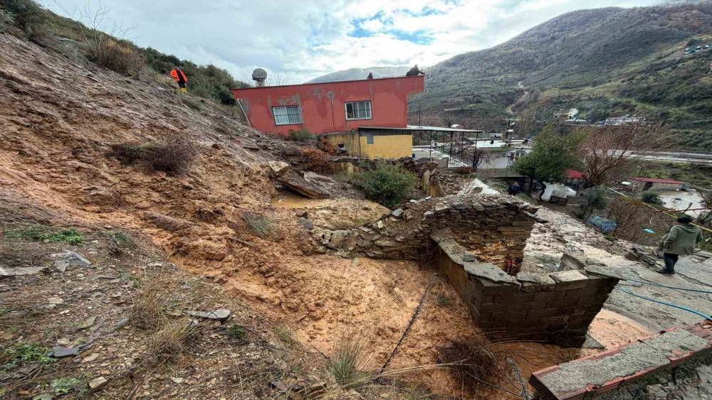 Osmaniye&rsquo;de yağış sonrası toprak kaydı: 5 ev boşaltıldı
