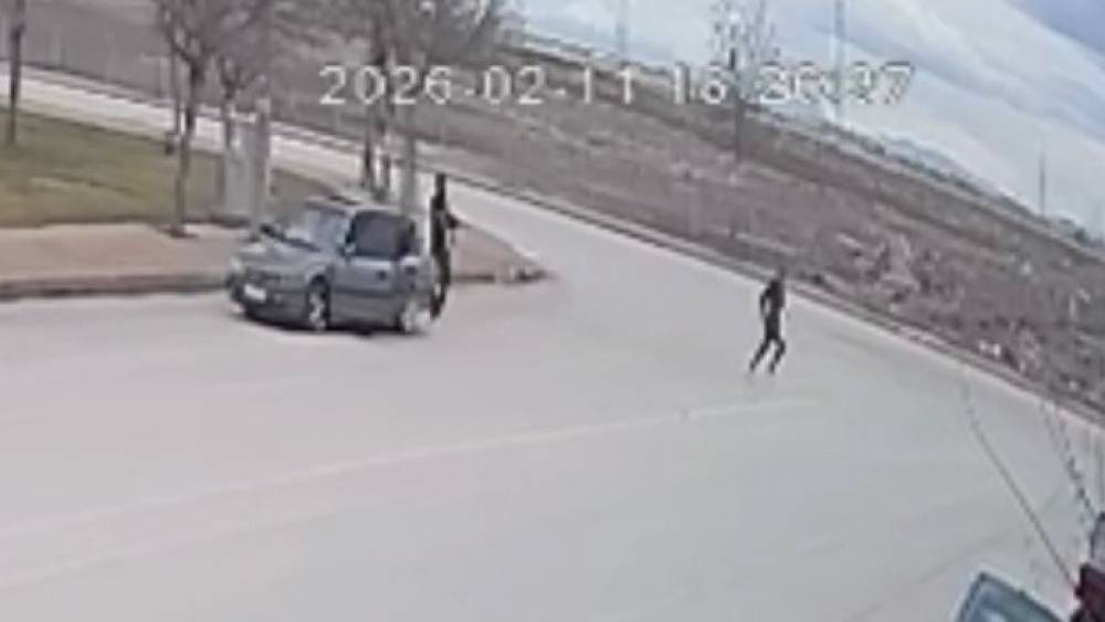 Arabasını boyatmasında yardım eden arkadaşına av t&uuml;feği ile saldırdı
