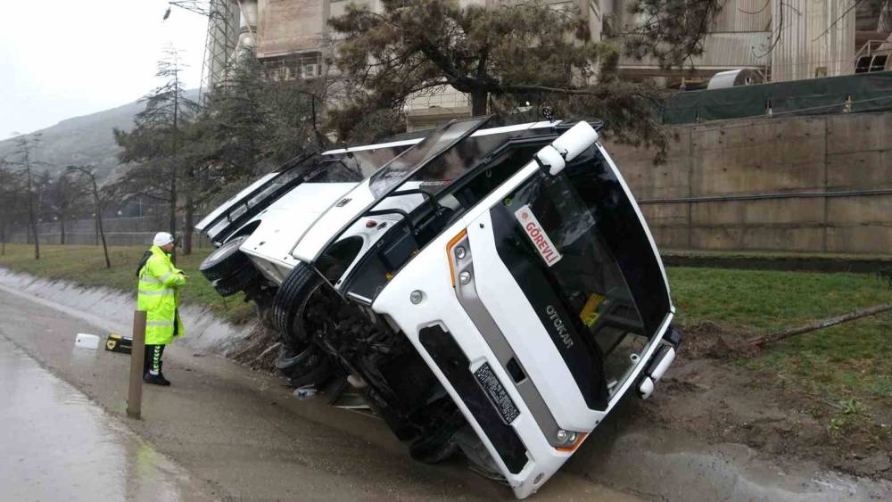 Isparta&rsquo;da askeri nakil minib&uuml;s&uuml; devrildi: 11 yaralı
