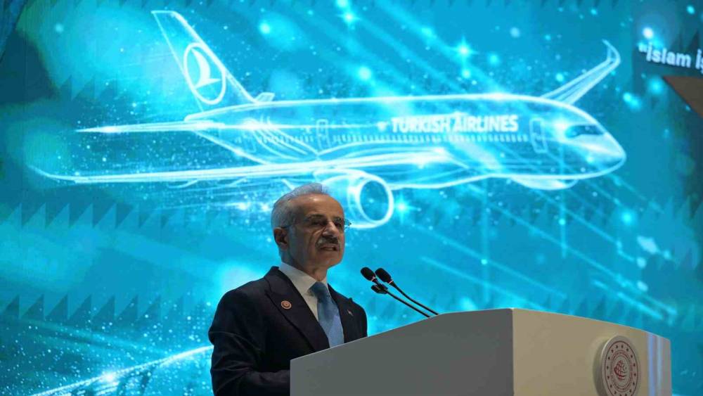 Ulaştırma ve Altyapı Bakanı Uraloğlu: "T&uuml;rkiye jeostratejik bir g&uuml;ven adası haline gelmiştir"
