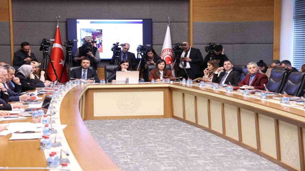 Bakan Bak: "Su&ccedil;a s&uuml;r&uuml;klenen her &ccedil;ocuk, toplumsal hayata kazandırılması gereken bir bireydir"
