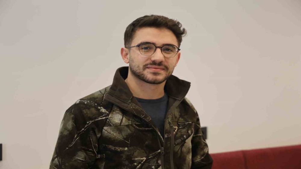 Sipariş ettiği d&uuml;r&uuml;m&uuml;n i&ccedil;erisine sakalının kıllarını koydu, hesap &ouml;demeden &ccedil;ıktı
