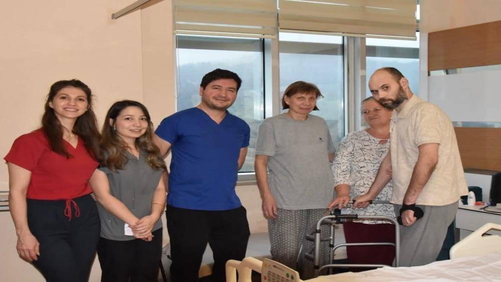 Ge&ccedil;irdikleri trafik kazası sonucu yaralanan Rus &ccedil;ift &Ccedil;anakkale&rsquo;de sağlığına kavuştu
