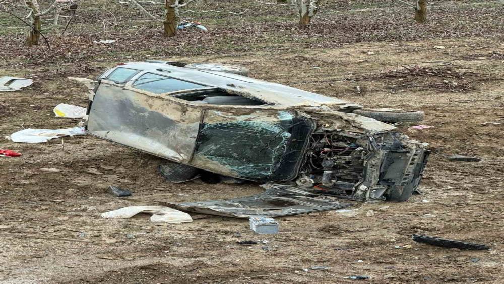 Isparta&rsquo;da otomobil şarampole yuvarlandı: 1&rsquo;i ağır 2 yaralı
