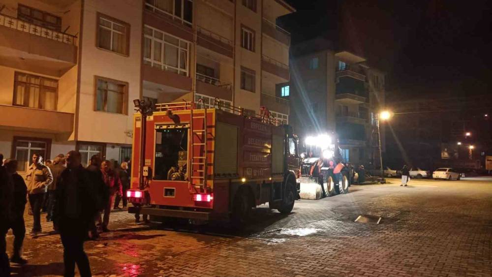 Sinop&rsquo;ta 4 katlı binanın odunluğunda yangın
