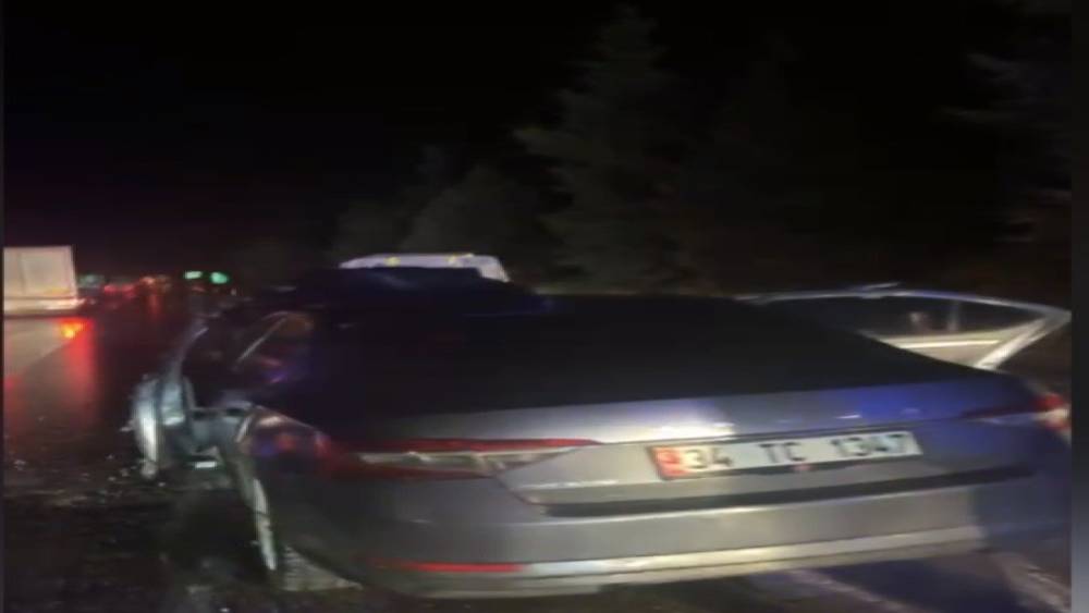 Osmaniye&rsquo;de bariyerlere &ccedil;arpan otomobil hurdaya d&ouml;nd&uuml;: 3 yaralı
