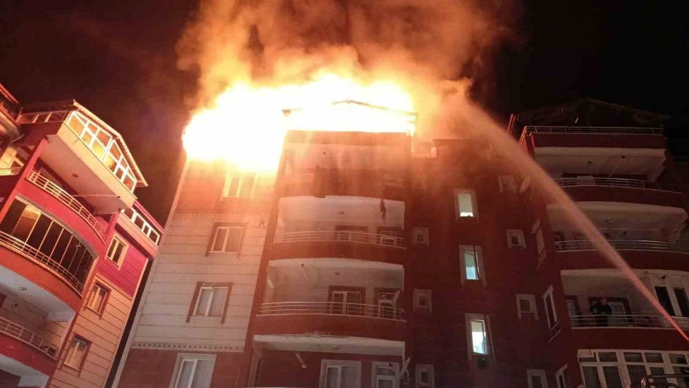 Apartmanın teras katı alevlere teslim oldu
