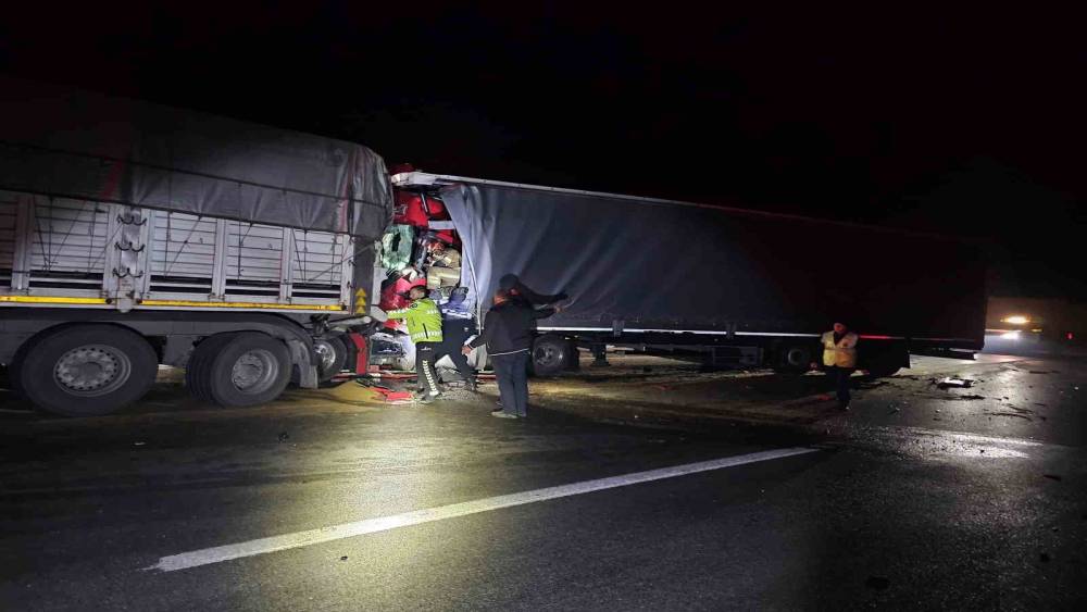 Bursa&rsquo;da iki tırın &ccedil;arpıştığı kazada 1 kişi hayatını kaybetti
