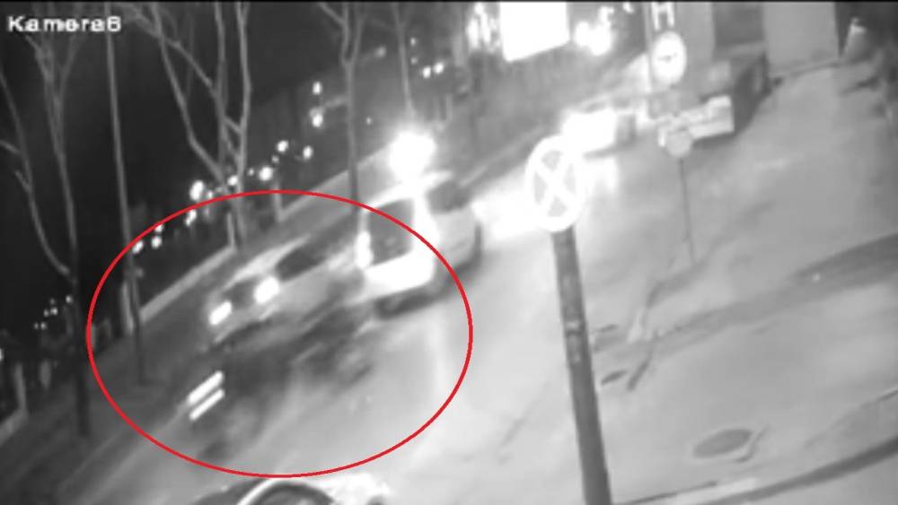 Bursa&rsquo;daki feci kaza kameraya yansıdı... İkiye b&ouml;l&uuml;nen ara&ccedil;tan kurtuldu
