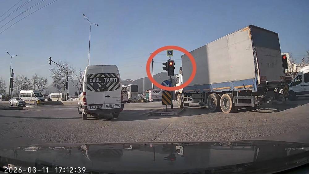Bursa&rsquo;da s&uuml;r&uuml;c&uuml;ler kırmızı ışıkta durmadı
