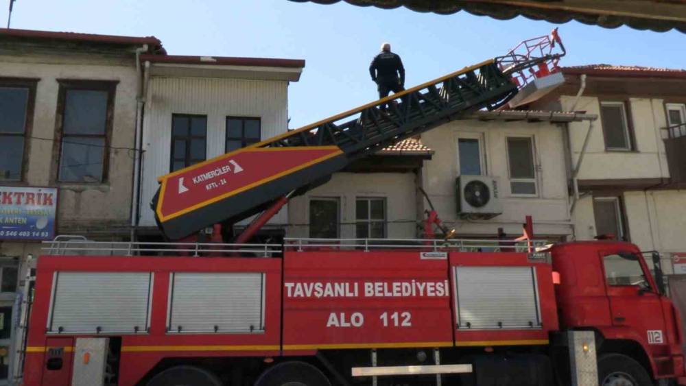 Tavşanlı&rsquo;da &ccedil;atı yangını paniğe neden oldu, hatalı parklar itfaiyeye zor anlar yaşattı
