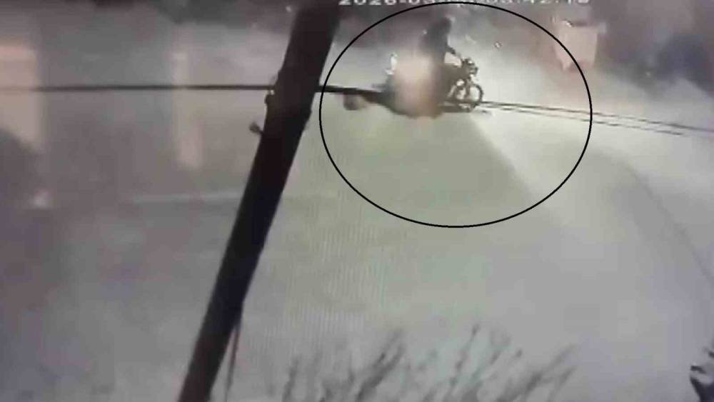 Motosikletle gelip, bor&ccedil;lusunun evine kurşun yağdırdı
