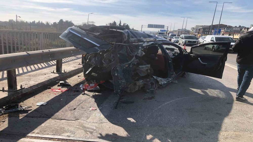 Ref&uuml;je &ccedil;arpıp karşı şeride savrulan otomobil su tankerine &ccedil;arptı: S&uuml;r&uuml;c&uuml; ağır yaralı
