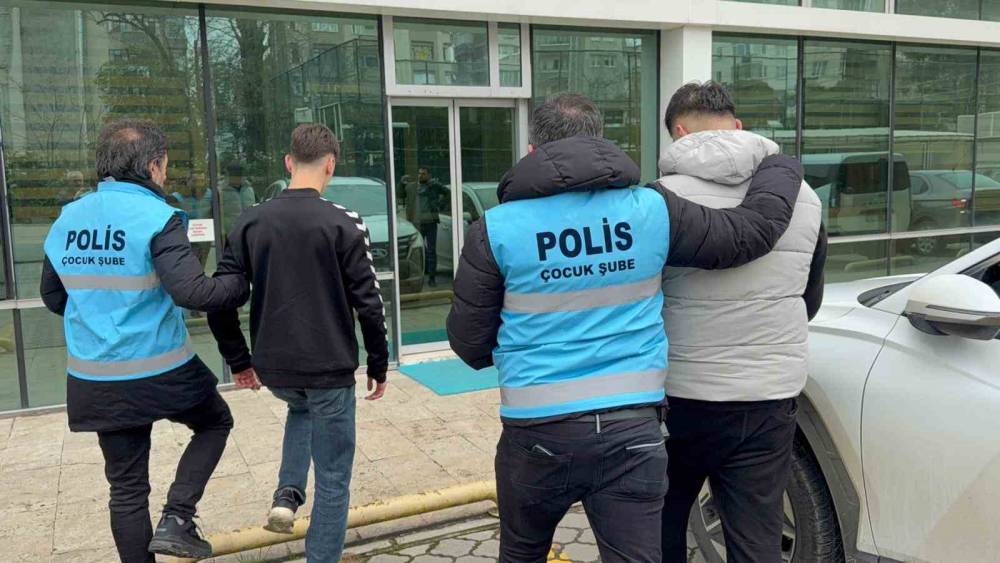 Samsun&rsquo;da Trabzonspor otob&uuml;s&uuml;n&uuml;n taşlanmasıyla ilgili 3 polis a&ccedil;ığa alındı
