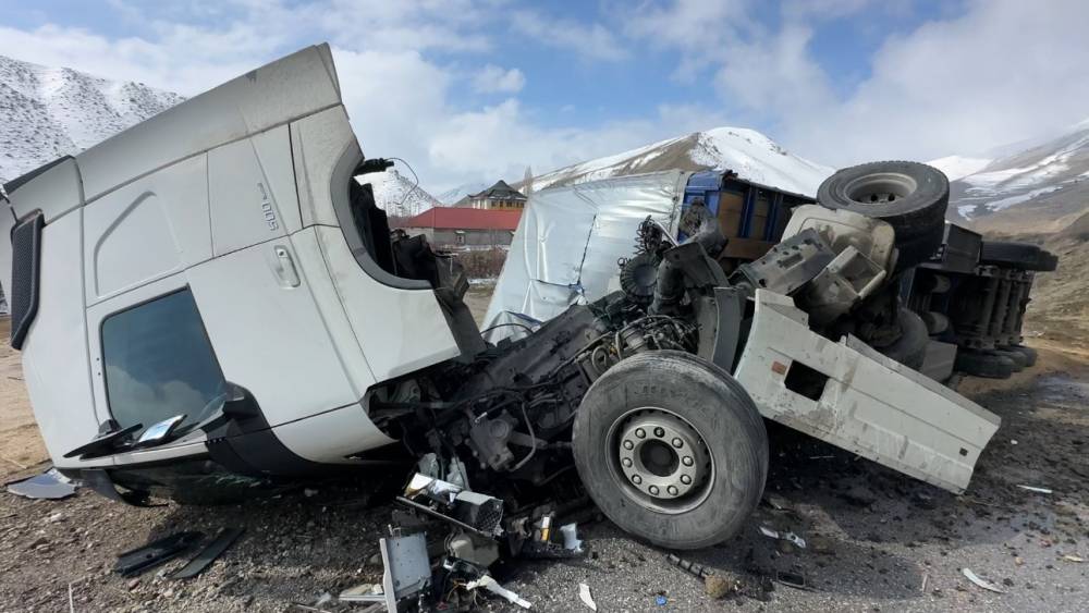 Y&uuml;ksekova&rsquo;da İran plakalı tır devrildi: 1 yaralı
