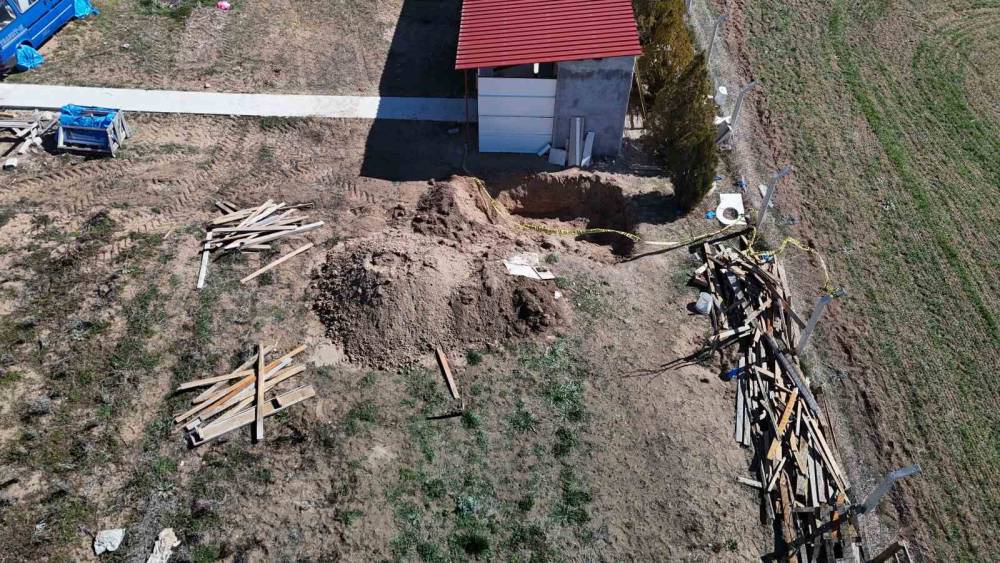 Babasının bah&ccedil;esinde cansız bedeni bulunan kızın kesin &ouml;l&uuml;m sebebi araştırılıyor
