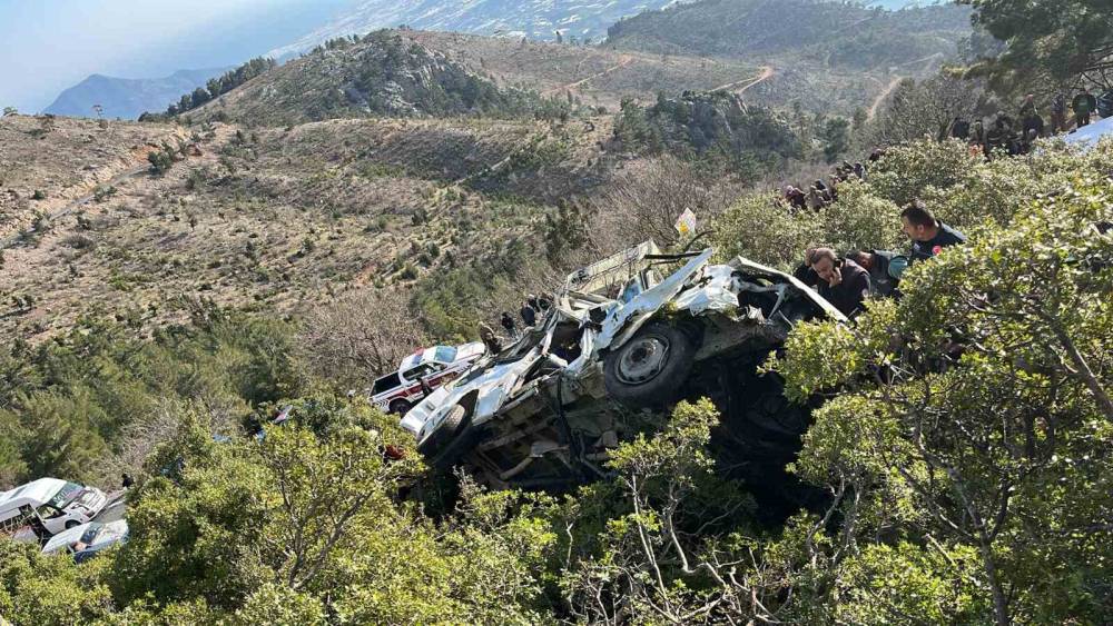 Mersin&rsquo;de iş&ccedil;i servisi u&ccedil;uruma yuvarlandı: 3 &ouml;l&uuml; 11 yaralı
