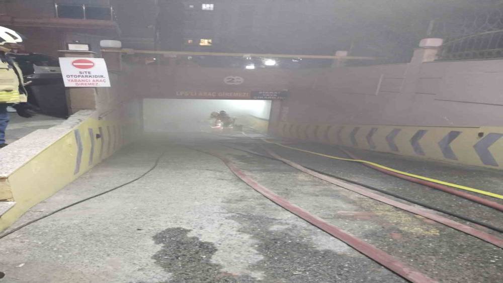 &Ccedil;ekmek&ouml;y&rsquo;de park halindeki ara&ccedil;ta yangın &ccedil;ıktı
