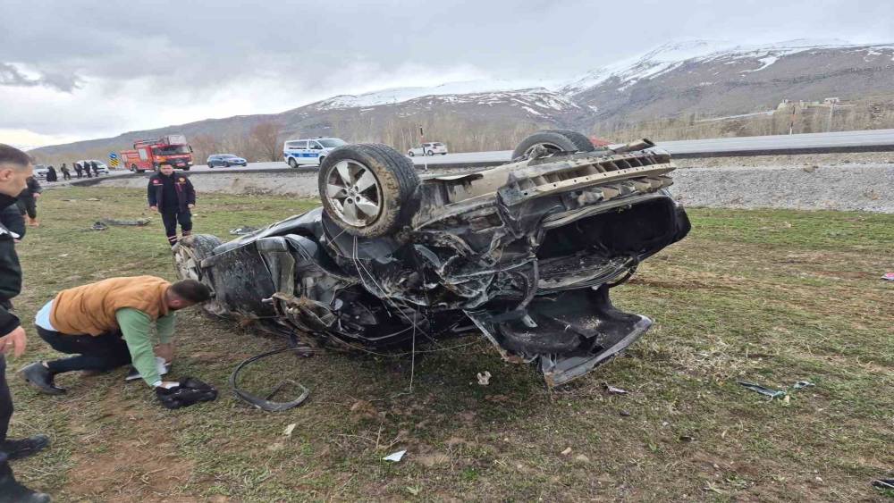 Van&rsquo;da Muradiye-&Ccedil;aldıran yolunda kaza: 1 &ouml;l&uuml;, 2 yaralı
