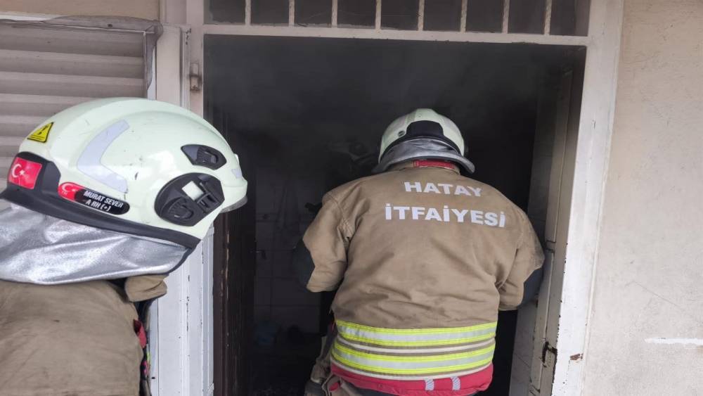 İskenderun&rsquo;da evin mutfağı alevlere teslim oldu
