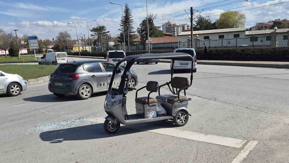 Ters y&ouml;ne girmeye &ccedil;alışan &uuml;&ccedil; tekerlekli elektrikli ara&ccedil; kaza yaptı
