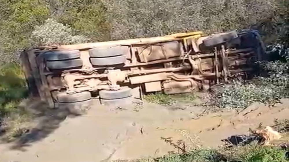 Alanya&rsquo;da kamyon şarampole devrildi s&uuml;r&uuml;c&uuml; hayatını kaybetti
