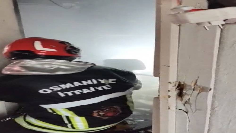 Osmaniye&rsquo;de tek katlı evde &ccedil;ıkan yangın s&ouml;nd&uuml;r&uuml;ld&uuml;
