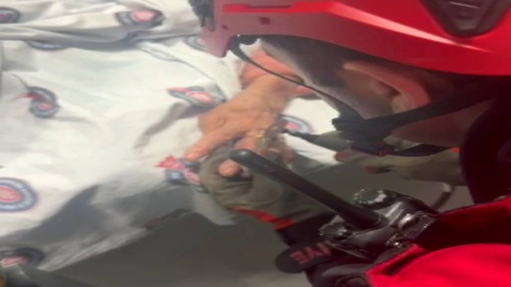 Hastanın parmağına sıkışan y&uuml;z&uuml;ğ&uuml; itfaiye ekipleri &ccedil;ıkardı
