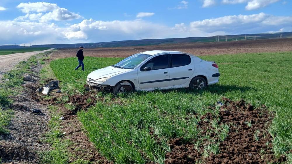 &Ccedil;orum&rsquo;da devrilen otomobilin s&uuml;r&uuml;c&uuml;s&uuml; yaralandı
