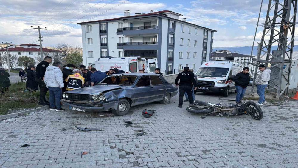 Kastamonu&rsquo;da otomobil ile motosiklet &ccedil;arpıştı: 3 yaralı
