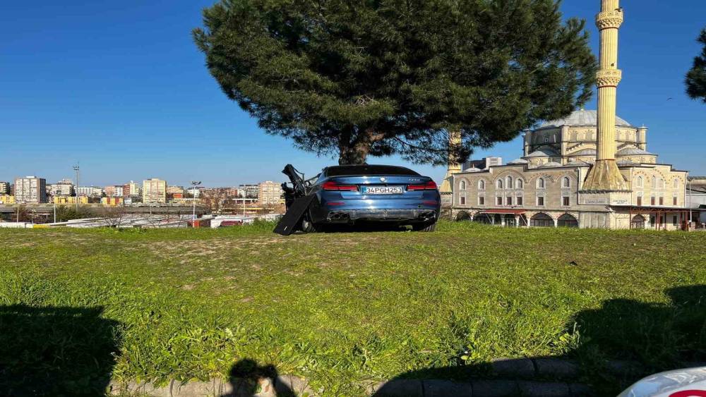 Esenler&rsquo;de otomobil kamyonete &ccedil;arptı: 6 yaralı
