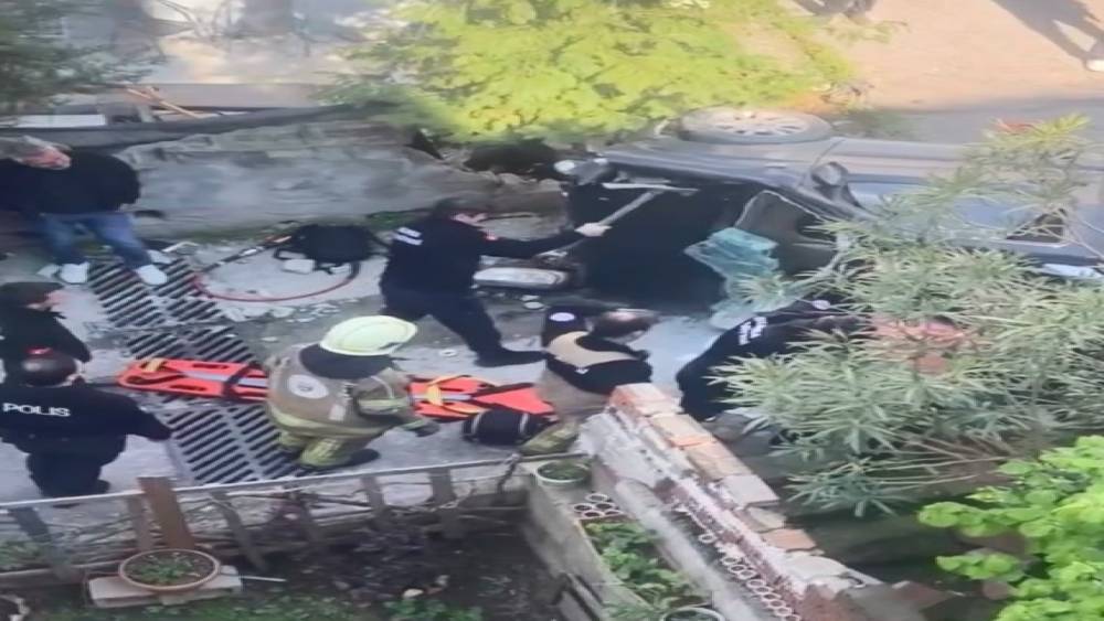 Bursa&rsquo;da kaza yapan ara&ccedil; merdivenlerden yuvarlandı: 1 yaralı
