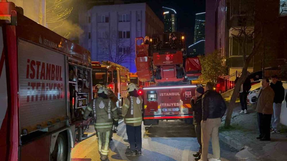 Kağıthane&rsquo;de 5 katlı iş hanında yangın
