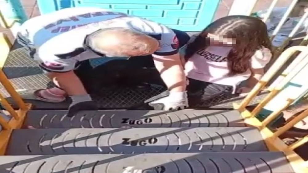 Ayağı parktaki oyun grubuna sıkışan &ccedil;ocuğu itfaiye kurtardı
