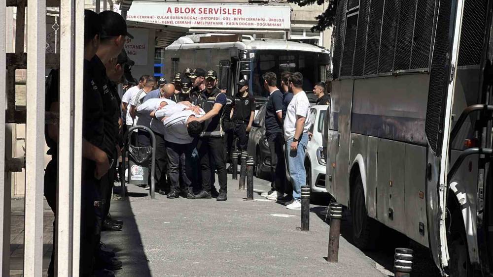 İstanbul merkezli 7 ilde d&uuml;zenlenen su&ccedil; &ouml;rg&uuml;t&uuml; operasyonununda g&ouml;zaltına alınan 45 ş&uuml;pheli adliyeye sevk edildi
