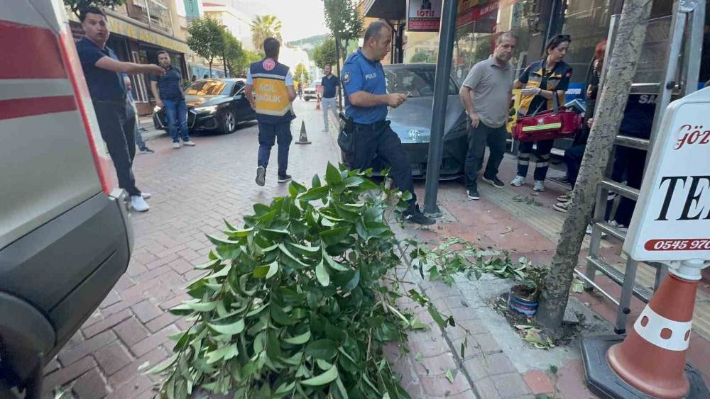 Fren yerine gaza bastı: İki ağacı devirip, duvara &ccedil;arptıktan sonra durabildi
