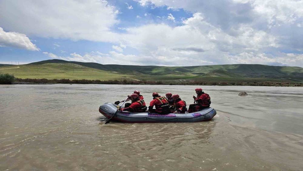 Aras Nehri&rsquo;nde kaybolan &ccedil;oban 101 personel tarafından aranıyor
