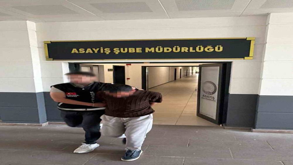 Kendini polis olarak tanıtıp vatandaşı dolandıran ş&uuml;pheli otob&uuml;ste yakalandı
