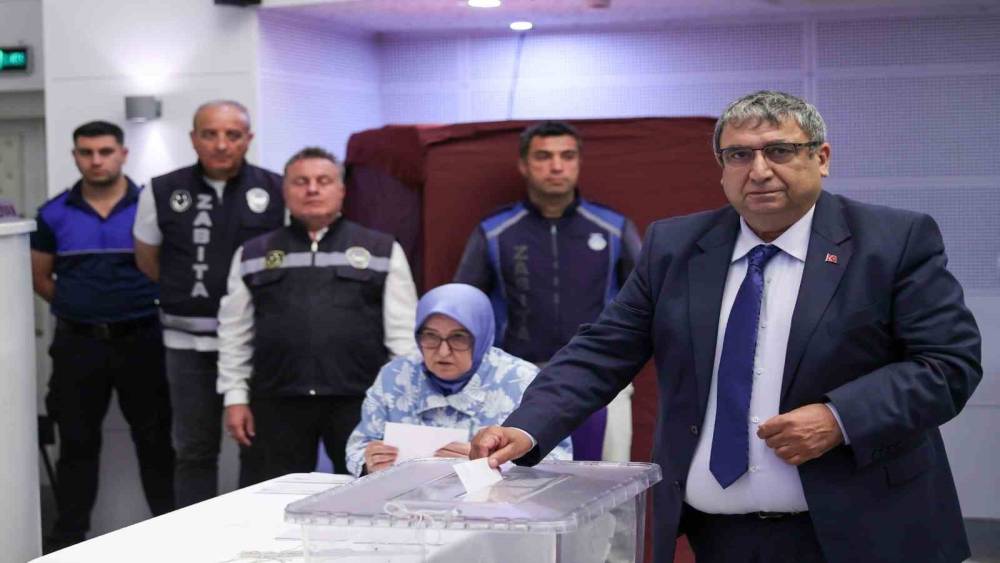 Buca Belediyesi&rsquo;nde Başkanvekili CHP&rsquo;li H&uuml;seyin Benzer oldu
